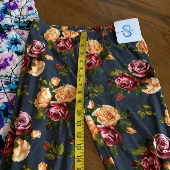 BUNDLE OF 4 Pairs of Floral and Paisley Leggings Size M NWT gifted - Picture 3 of 14